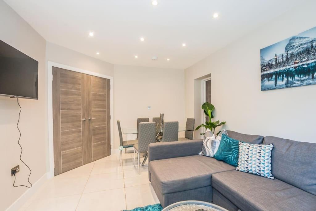 Langston House: 2 Bed, 2 Bath Luxury Apartment Hedgerley Exterior photo