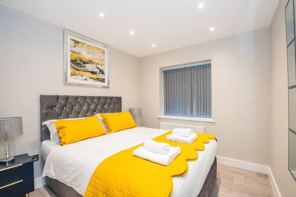 Langston House: 2 Bed, 2 Bath Luxury Apartment Hedgerley Exterior photo