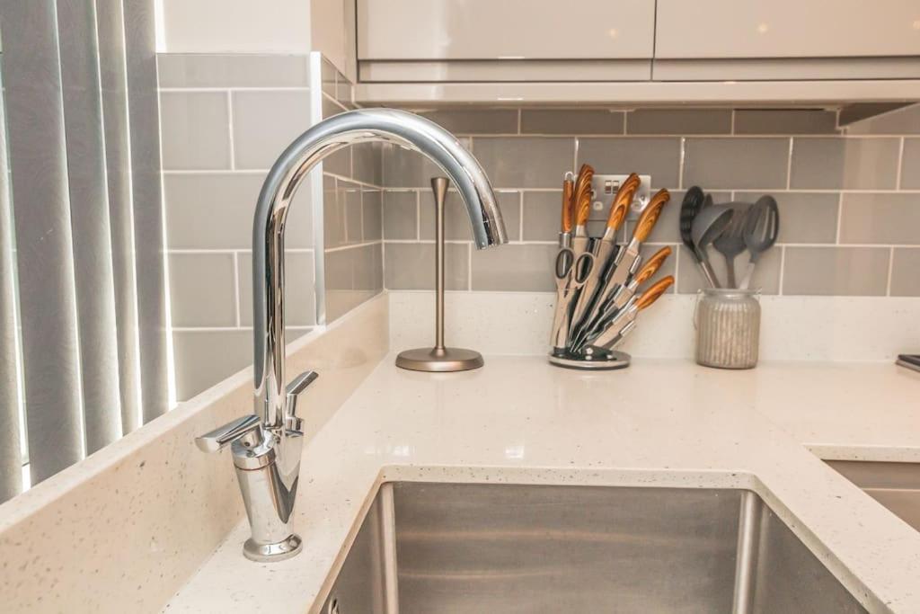 Langston House: 2 Bed, 2 Bath Luxury Apartment Hedgerley Exterior photo